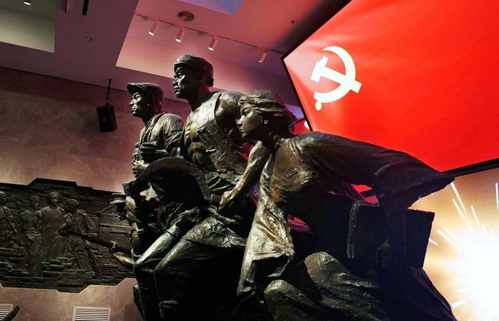 序厅展示的是"工农联盟"大型雕塑,革命士兵,知识份子,工人,农民和妇女